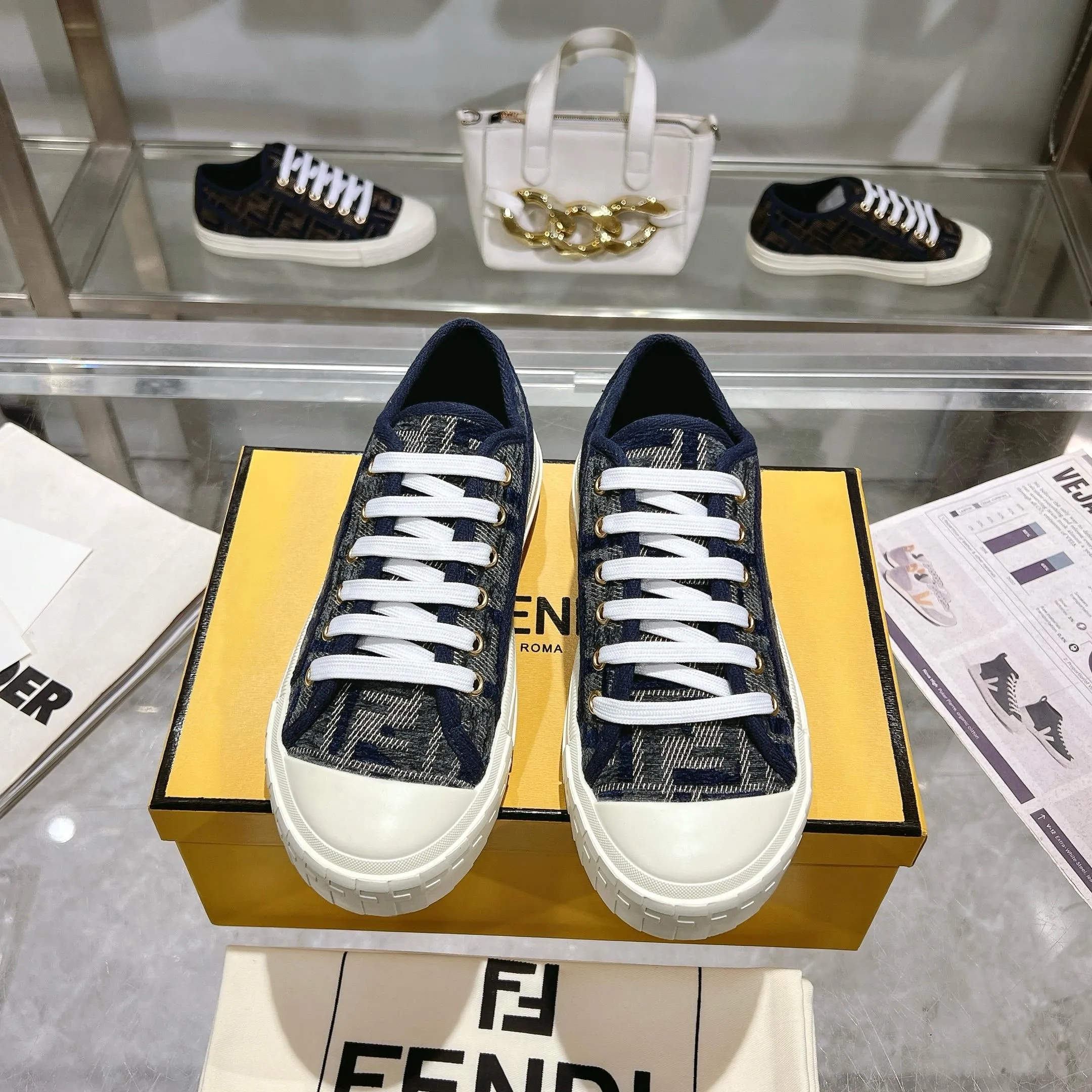 Couple style 💰460❤️Fendi Fendi's latest couple canvas shoes ❑ Fabric: Original customized imported jacquard canvas material ❑ Inner lining: Imported canvas material ❑ Sole: Original molded non-slip TPU outsole ❑ Bottom thickness: 2.5cm ❑ Size: Women's 35-40/Men's 39-45
